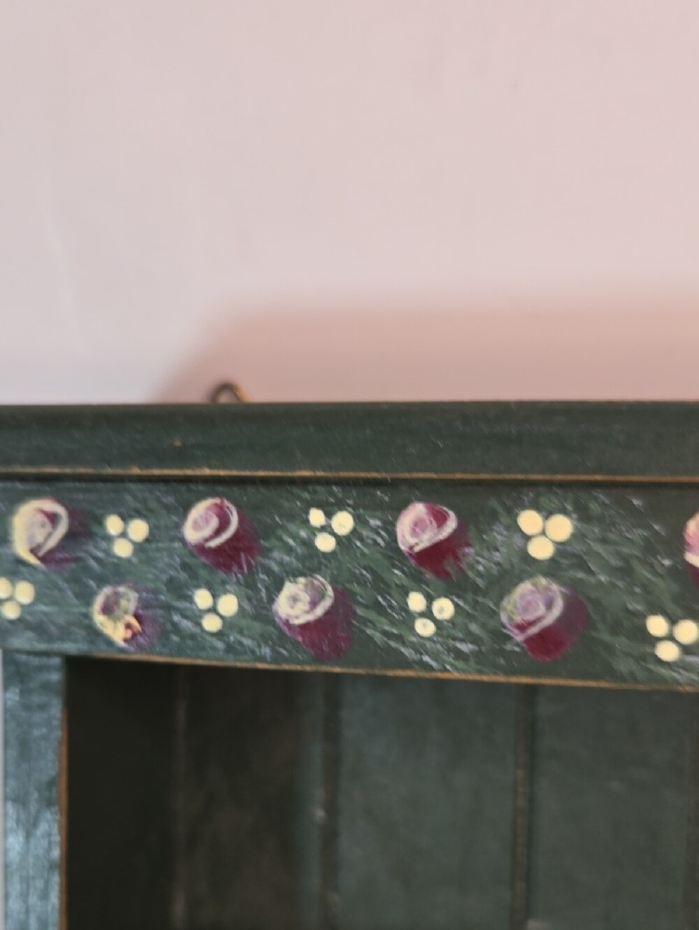 Vintage Small Hand-Painted Green Wall Shelf Floral Accent Miniatures Nick-Nacks - Picture 3 of 10